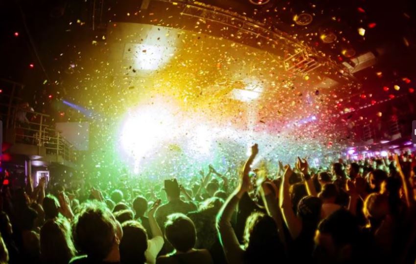 Evento con musica, luci e pubblico